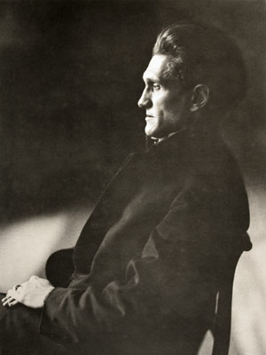https://upload.wikimedia.org/wikipedia/commons/2/25/Stefan_George_1910_Foto_Jakob_Hilsdorf.jpg