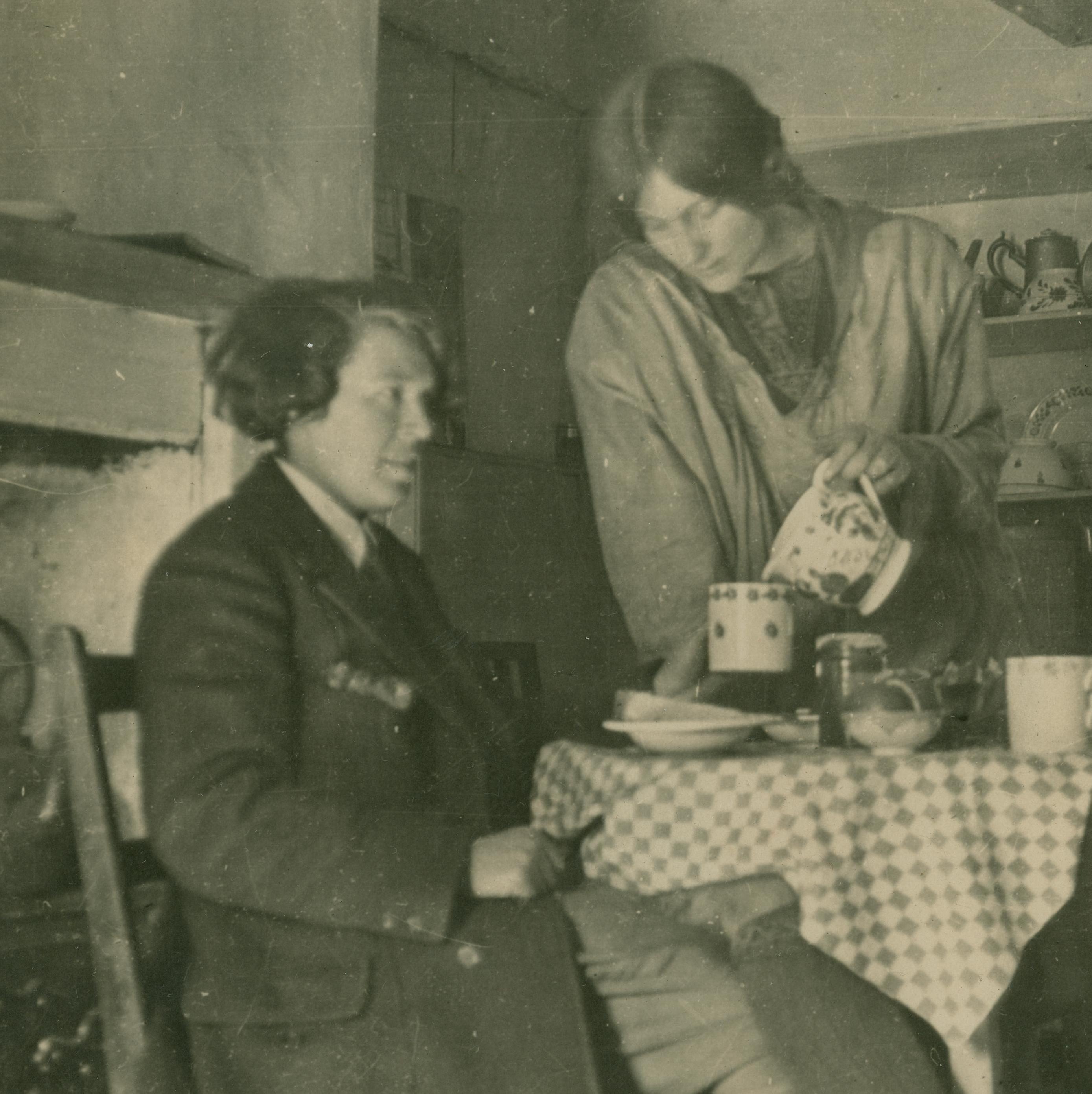 https://upload.wikimedia.org/wikipedia/commons/d/df/Vera_Jack_Holme_and_Dorothy_Johnstone1918.jpg