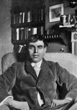 https://upload.wikimedia.org/wikipedia/commons/6/6e/James_Elroy_Flecker_at_Cambridge.jpg