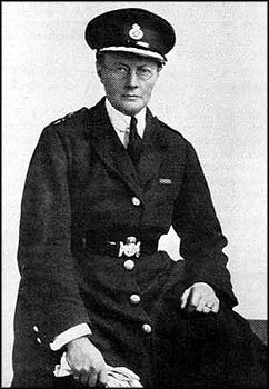https://upload.wikimedia.org/wikipedia/commons/d/db/Margaret_Damer_Dawson_in_her_Women_Police_Service_uniform%2C_about_1917.jpg