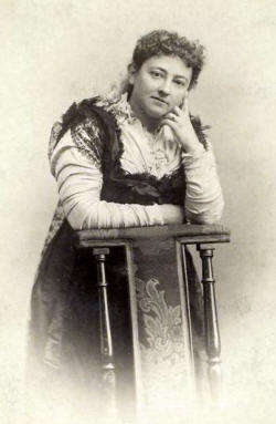 https://upload.wikimedia.org/wikipedia/commons/6/60/Olive_Schreiner.jpg