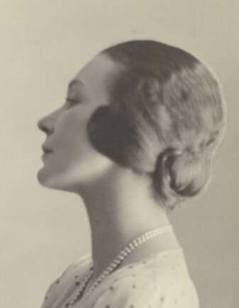 Doris Zinkeison by Harold Cazneaux 2 (cropped).jpg