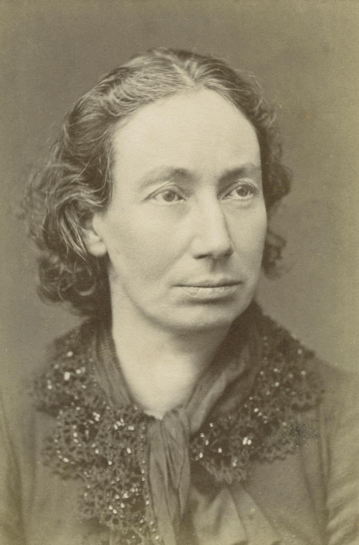 https://upload.wikimedia.org/wikipedia/commons/0/06/Louise_Michel2.jpg