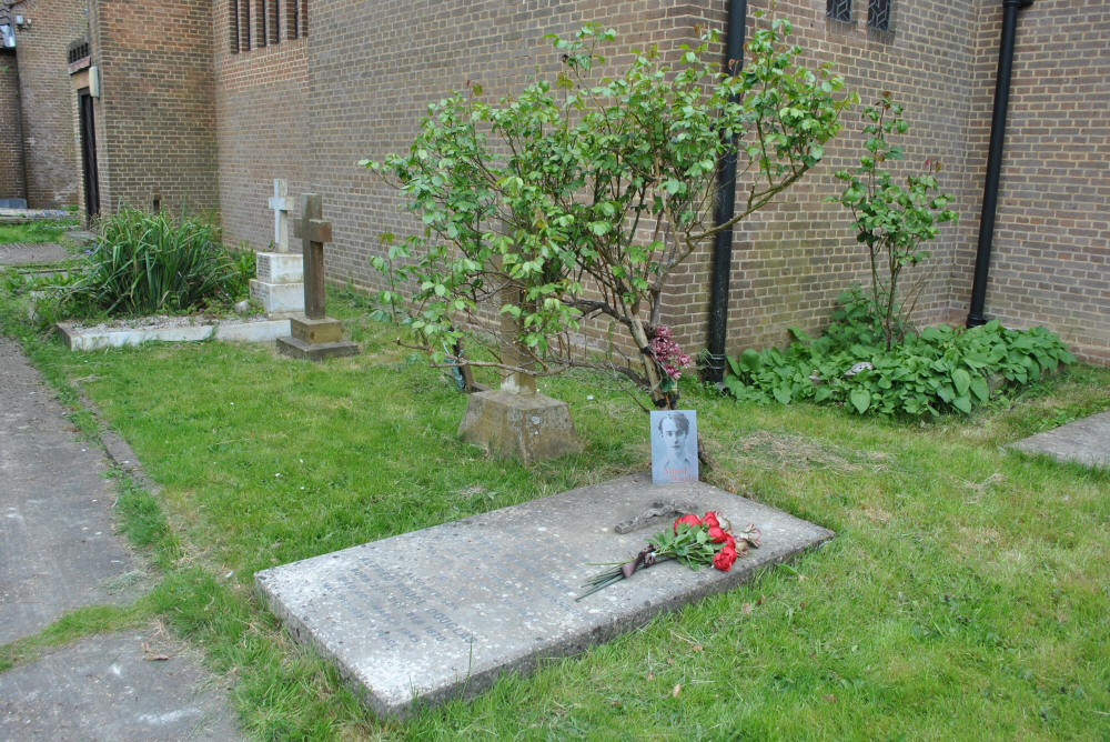 external image II_Friary%20Churchyard,%20Crawley,%20UK%20(2).JPG