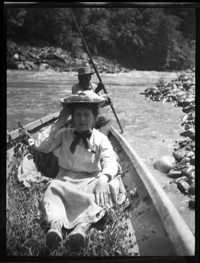 https://upload.wikimedia.org/wikipedia/commons/7/7a/%E2%80%9CCanoe_%26_occupants%2C_en_route%2C_Trinity%2C%E2%80%9D_1906._Grace_Nicholson_is_in_front.jpg