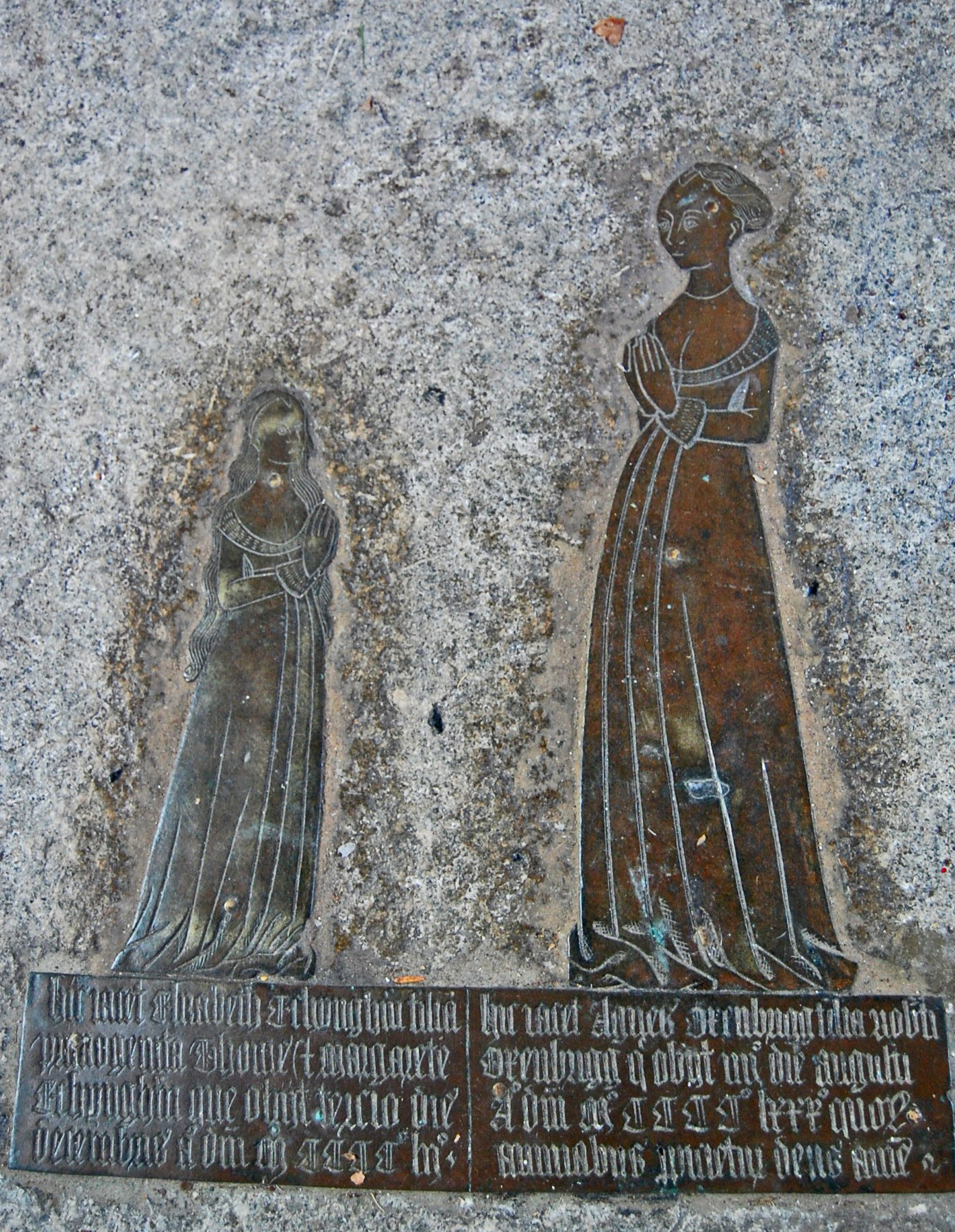 https://upload.wikimedia.org/wikipedia/commons/5/50/Brass_of_Elizabeth_Etchingham_and_Agnes_Oxenbrigg%2C_Etchingham_church.jpg