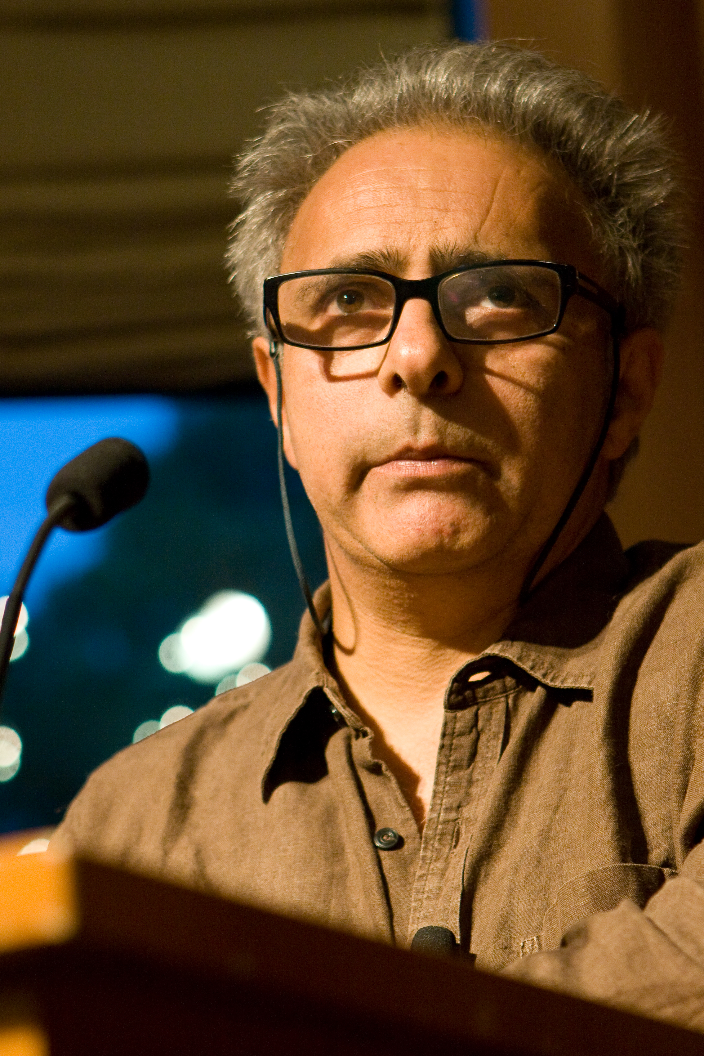 https://upload.wikimedia.org/wikipedia/commons/7/7d/Hanif_Kureishi.jpg