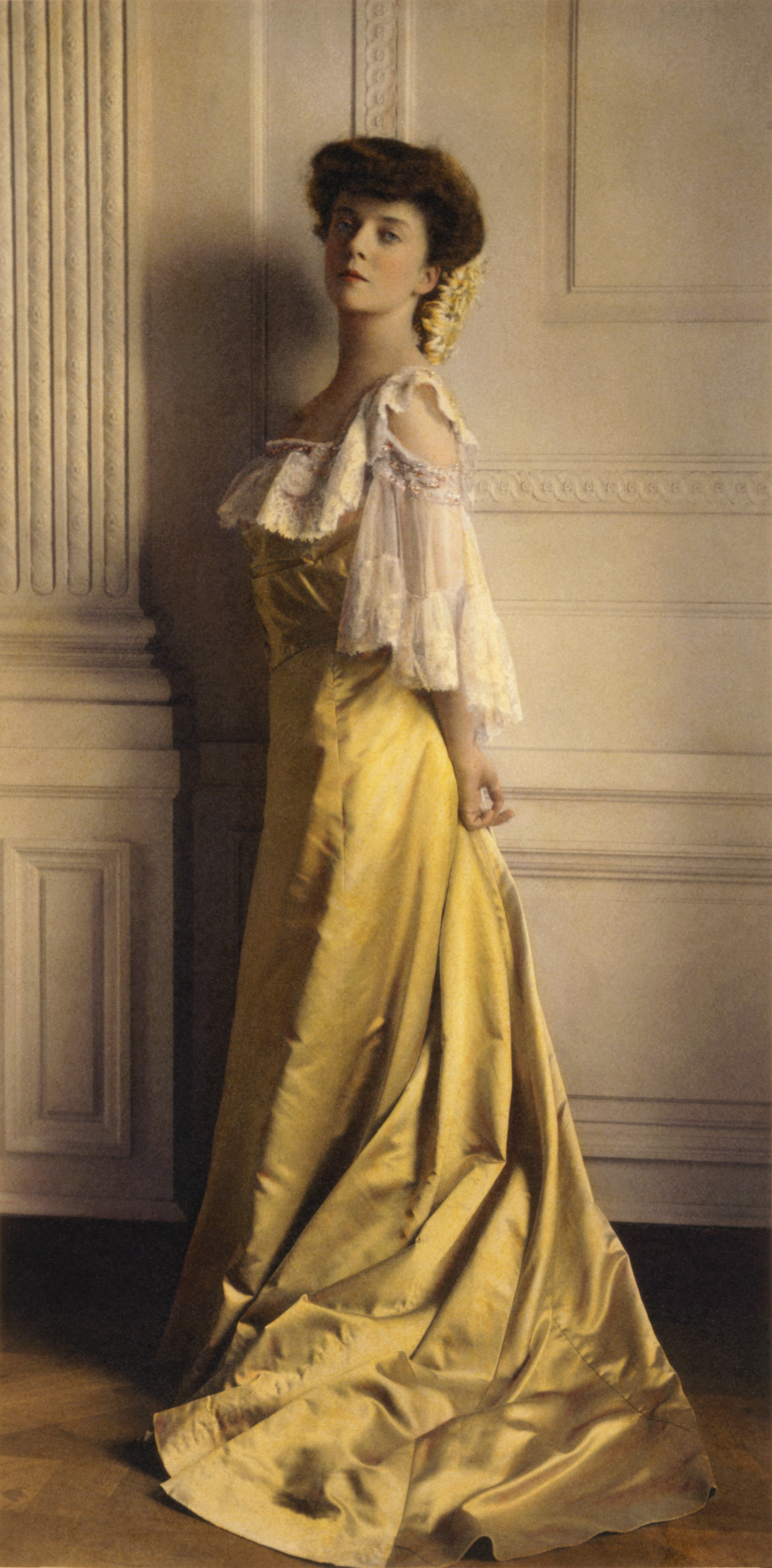 Hand-tinted photograph of Alice Roosevelt by Frances Benjamin Johnston, taken around her debut in 1903