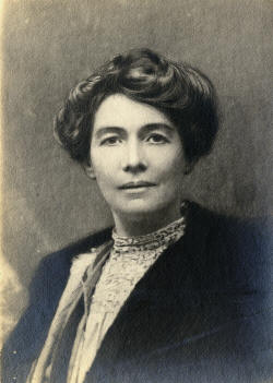 https://upload.wikimedia.org/wikipedia/commons/2/23/Emmeline_Pethick_Lawrence%2C_c.1910._%2822981177345%29.jpg