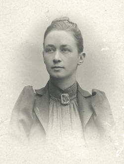 https://upload.wikimedia.org/wikipedia/commons/7/74/Hilma_af_Klint%2C_portrait_photograph_published_in_1901.jpg