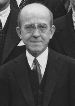 https://upload.wikimedia.org/wikipedia/commons/e/eb/Oswald_T._Avery_portrait_1937.jpg
