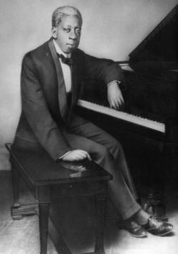 https://upload.wikimedia.org/wikipedia/commons/1/16/TonyJacksonAtPiano.jpg