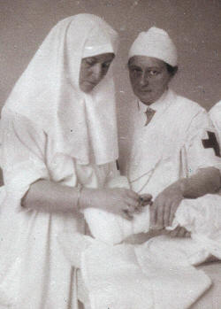 Vera Gedroits (right) with Russian Tsarina Alexandra Feodorovna Romanov