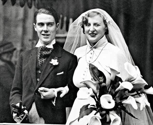 https://upload.wikimedia.org/wikipedia/commons/e/e5/Anthony_Powell_with_Violet_on_their_wedding_day_in_1934.jpg