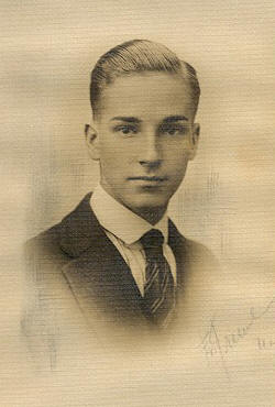 https://upload.wikimedia.org/wikipedia/commons/c/ce/David_Manners.jpg