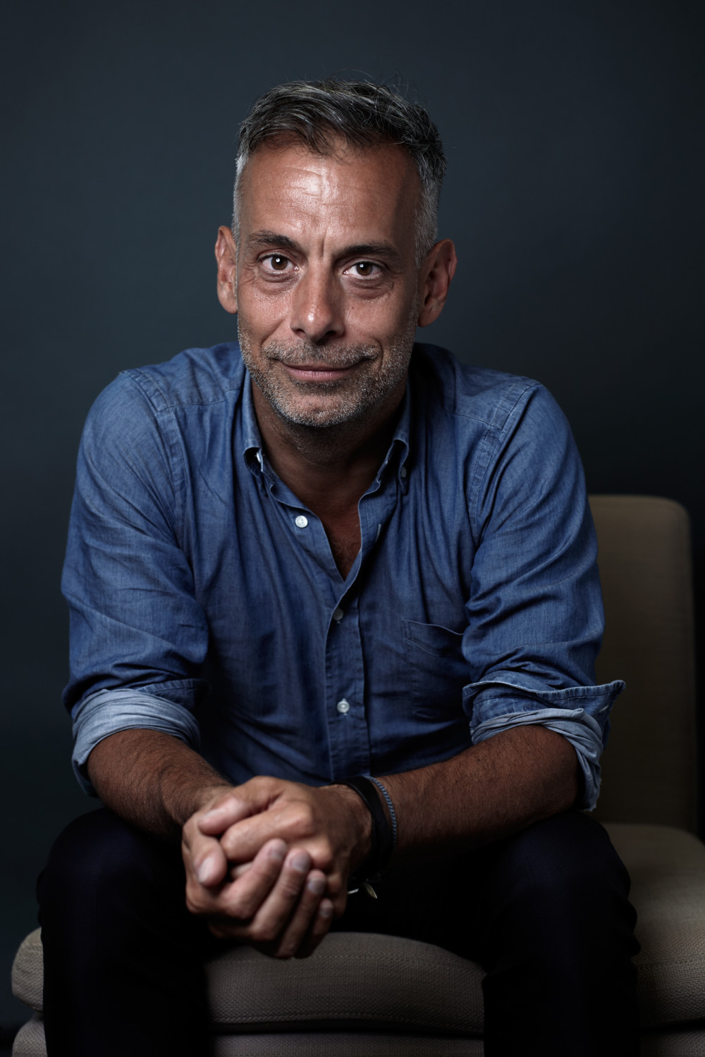 https://upload.wikimedia.org/wikipedia/commons/a/af/Director_Joe_Mantello.jpg