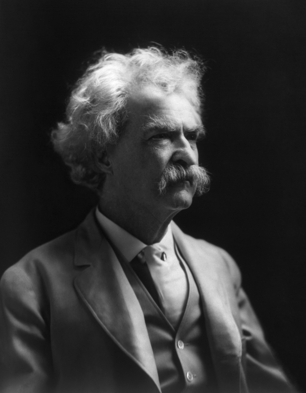 https://upload.wikimedia.org/wikipedia/commons/8/84/Twain1909.jpg