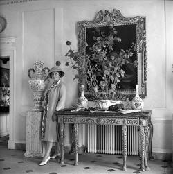 Tweedland" The Gentlemen's club: SIBYL COLEFAX / VIDEO: The Drawing Room:  English Country House Decoration