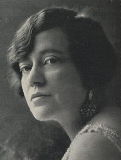 Alice Rohe between 1900 and 1920.