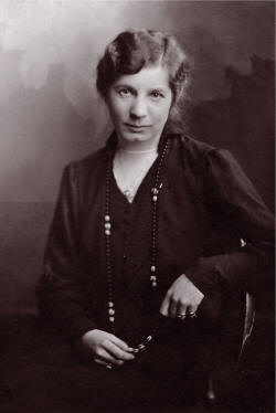 Elin Wägner, troligen under 1917