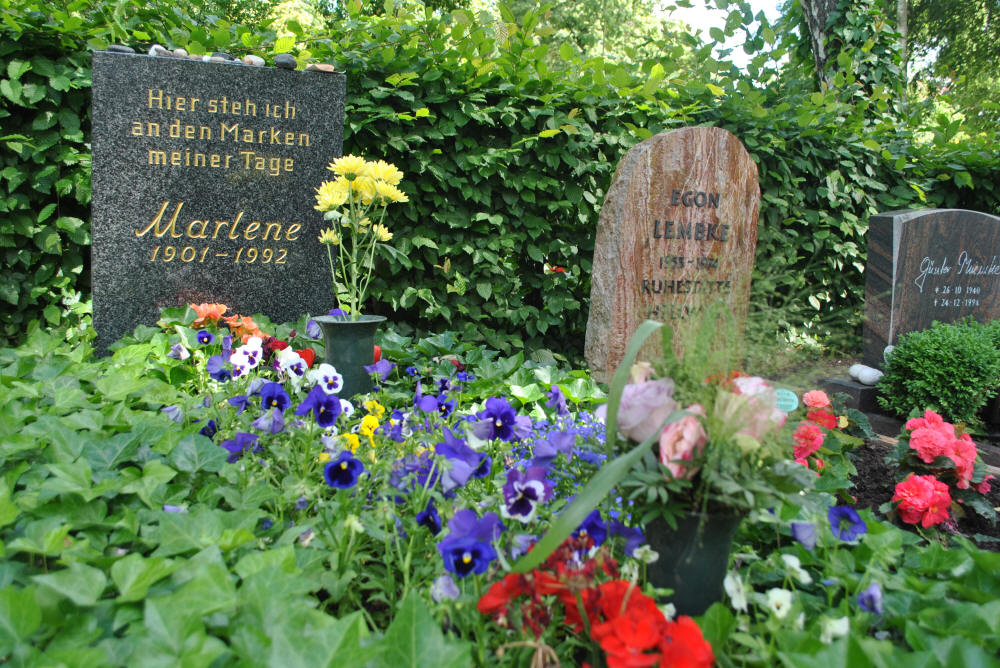 external image III_Stadtischer%20Friedhof%20III,%20Berlin,%20Germany%20(2).JPG