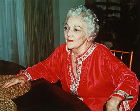 Katherine Anne Porter, in a red dress, Maryland, 1971 © Gisèle Freund