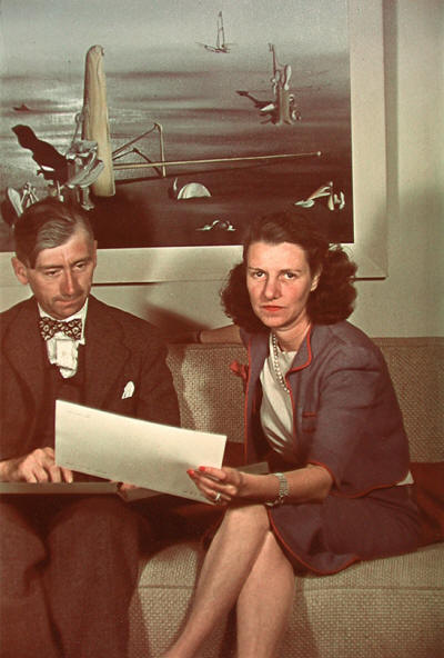 Peggy Guggenheim and Herbert Read, sitting on a couch, Paris, 1939 © Gisèle Freund