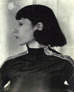 Vera Skoronel in costume, early 1920s.jpg