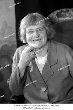 Portrait of a Lady with child and nurse on the beach in Catania, shot 1920  ca, Stock Photo, Picture And Rights Managed Image. Pic.  AHV-CAD-S-250001-0006 | agefotostock