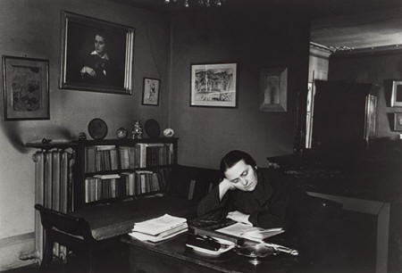 Adrienne Monnier, reading, Paris, 1935 © Gisèle Freund