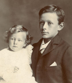 File:D W Lucas and F L Lucas, c.1906.jpg