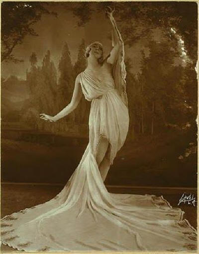 Ruth St. Denis (January 20, 1879 – July 21, 1968) was an early modern dance pioneer. She was born in 1879 on a New Jersey farm. The daughter of a strong-willed and highly educated woman ( Ruth Emma…