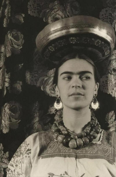Frida Kahlo el 1933 en una foto d&#39;en Carl Van Vechten. En ella s&#39;aprecia  tota la força i la bellesa d&#39;una artista q… | Frida kahlo, Frida and diego, Frida  kahlo art