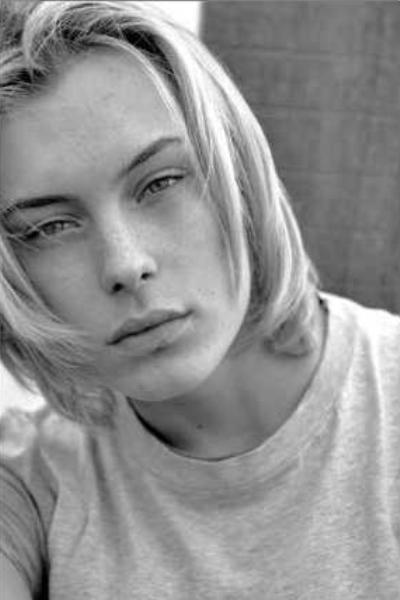 http://www.elisarolle.com/romance/images/RogerGarth18.JPG