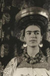 Frida Kahlo el 1933 en una foto d'en Carl Van Vechten. En ella s'aprecia  tota la força i la bellesa d'una artista q… | Frida kahlo, Frida and diego, Frida  kahlo art